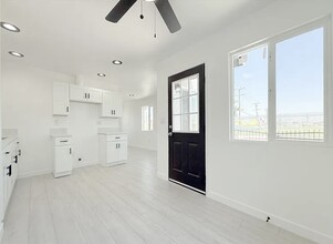 518 N Wilmington Ave in Compton, CA - Building Photo - Building Photo