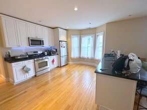 57 Greenleaf Ave, Unit 3 in Medford, MA - Foto de edificio - Building Photo