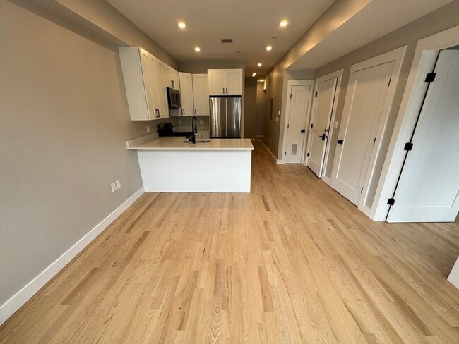 272 E Cottage St, Unit 2 in Boston, MA - Building Photo - Building Photo