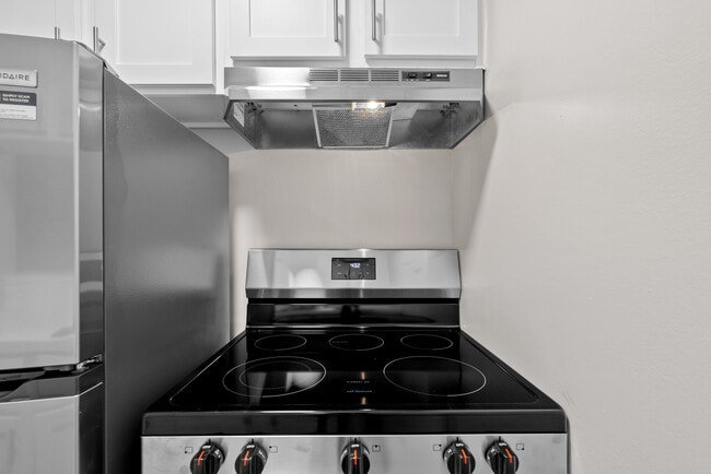 Clifton Park & Clifton House in Cleveland, OH - Foto de edificio - Building Photo