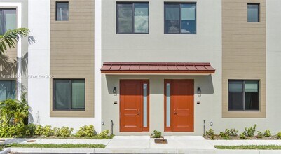 1001 NE 58th St in Oakland Park, FL - Building Photo - Building Photo