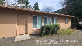 157 Peckerwood Ln in Grants Pass, OR - Building Photo