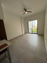 751 NW 10th St, Unit A4 in Miami, FL - Foto de edificio - Building Photo