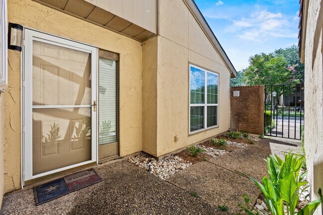 9436 Amberton Pkwy in Dallas, TX - Building Photo - Building Photo