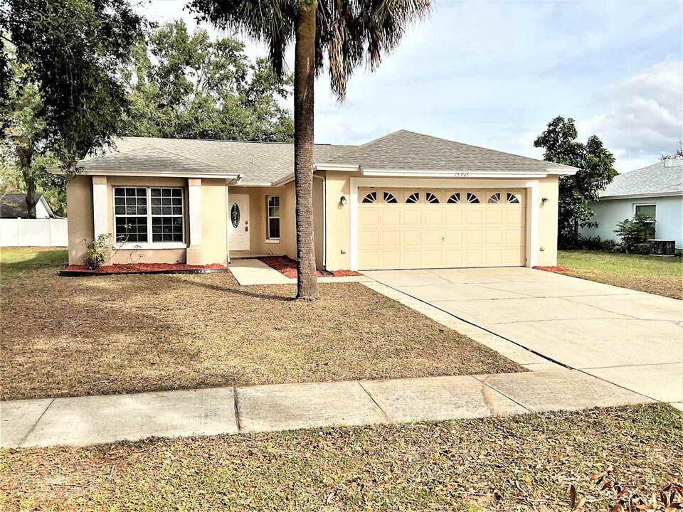 15945 Greater Groves Blvd in Clermont, FL - Building Photo