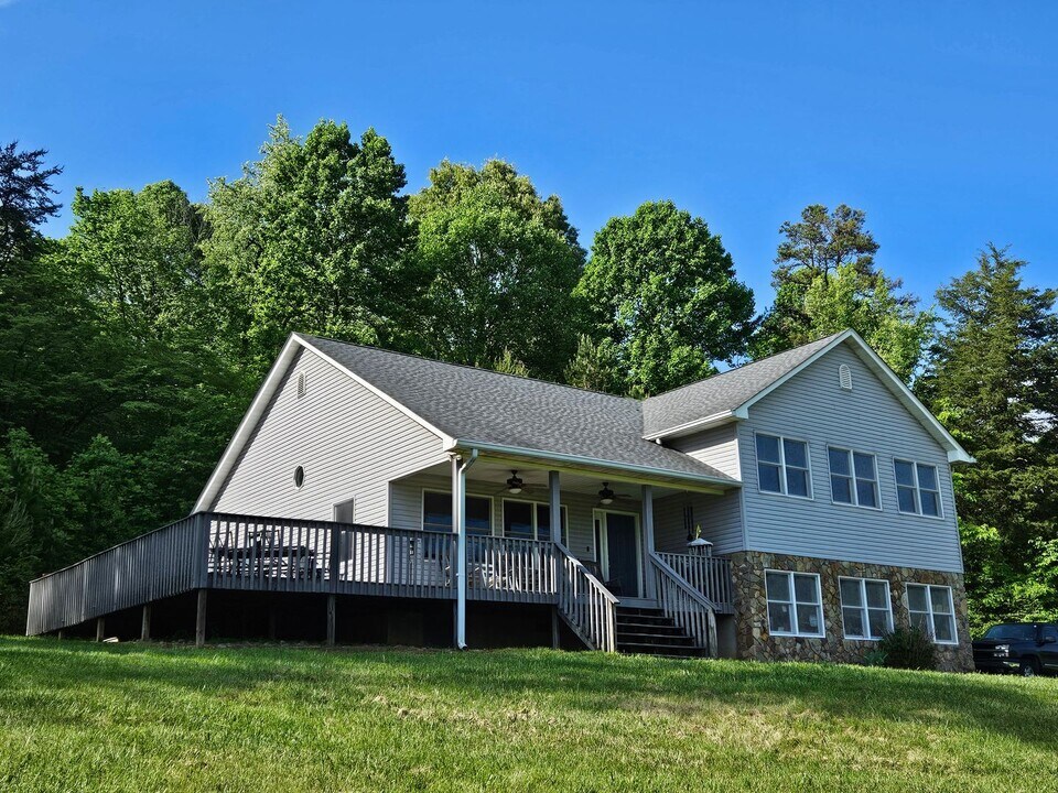 416 Harrington Hollow Rd in Bluff City, TN - Building Photo
