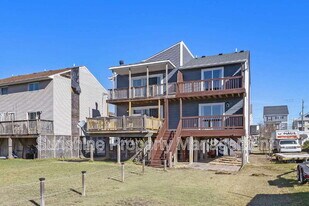 735 W Ocean View Ave in Norfolk, VA - Building Photo