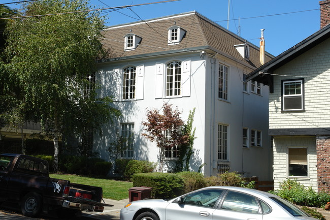 835 Kingston Ave in Oakland, CA - Foto de edificio - Building Photo