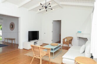 460 NE 76th St in Miami, FL - Foto de edificio - Building Photo