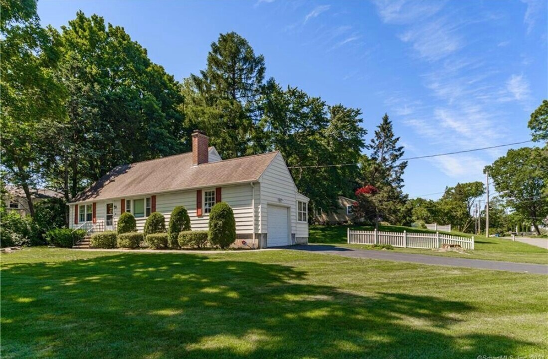80 Klarman Dr in Hamden, CT - Foto de edificio