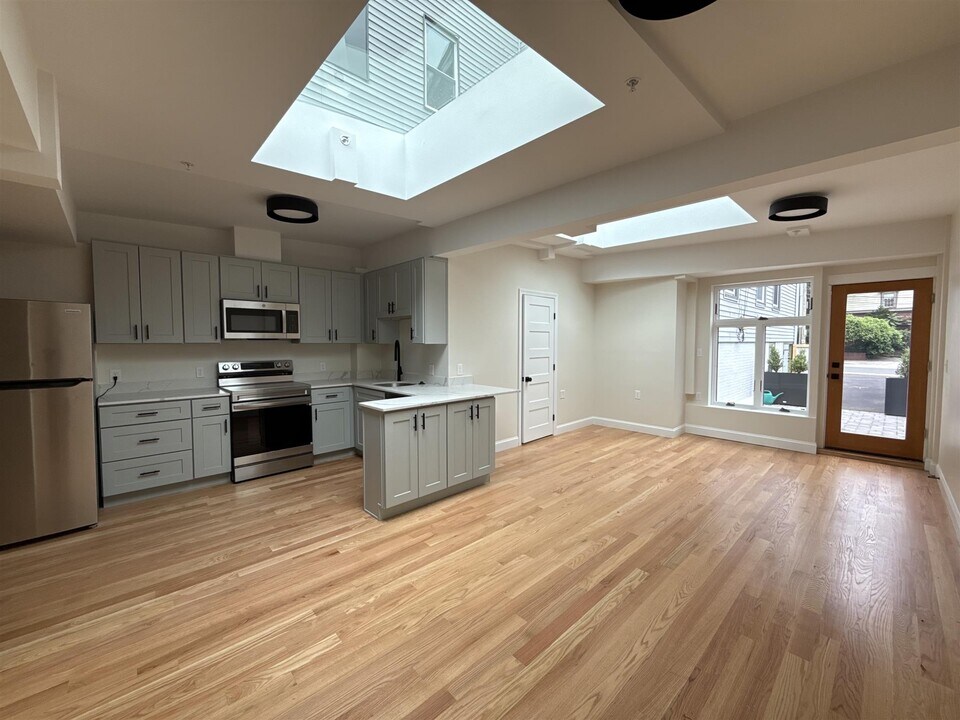 202 Elm St, Unit 3 in North Cambridge, MA - Building Photo