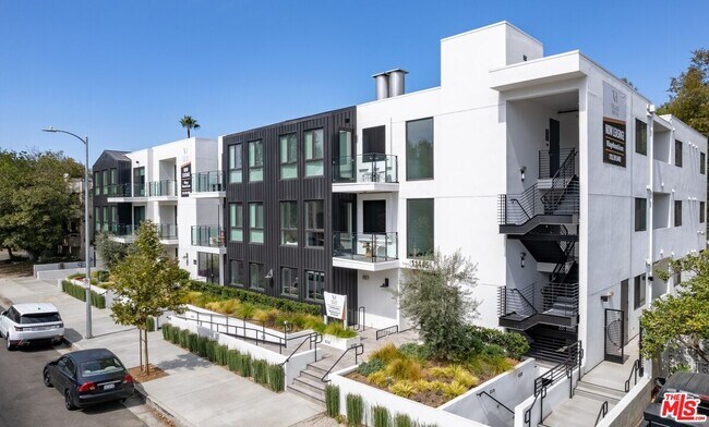 11445 Riverside Dr in Los Angeles, CA - Building Photo - Building Photo