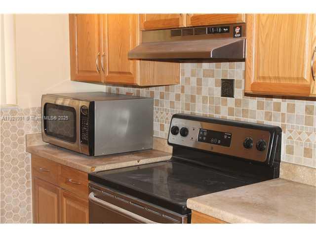 586 NW 114th Ave in Miami, FL - Building Photo - Building Photo