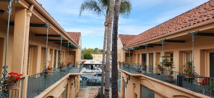 725 N Western Ave in Los Angeles, CA - Building Photo - Building Photo