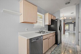 8133 Tockington Way in Austin, TX - Foto de edificio - Building Photo