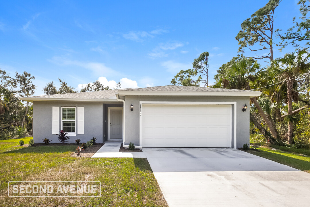 14269 Dunlap Ave, Unit b11 in Port Charlotte, FL - Building Photo