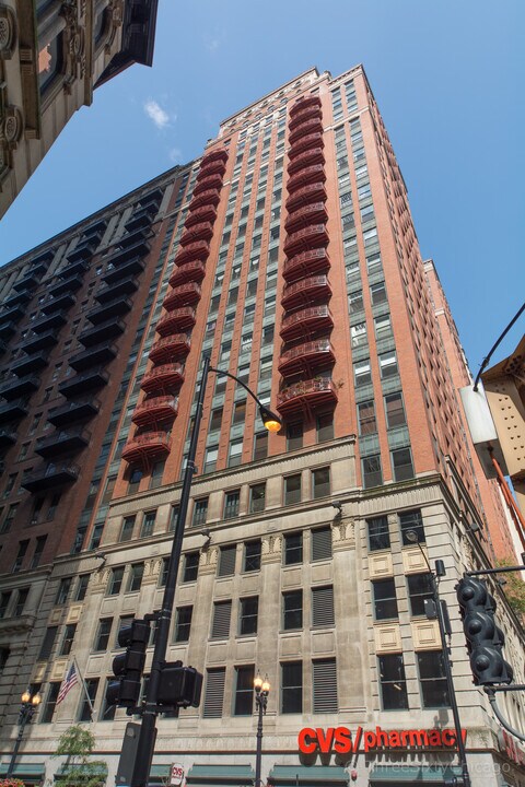 208 W Washington St, Unit 801 in Chicago, IL - Building Photo