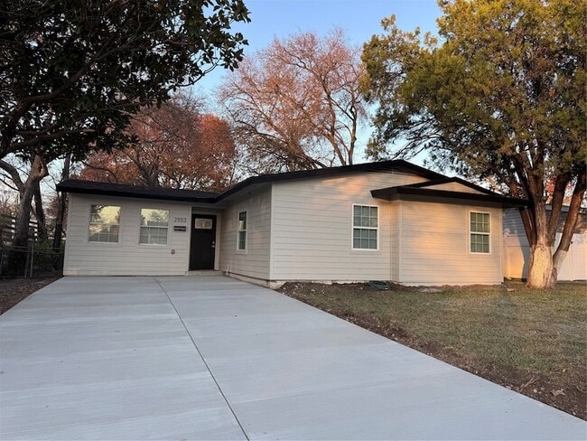 2553 Wicker Ave in Dallas, TX - Foto de edificio - Building Photo