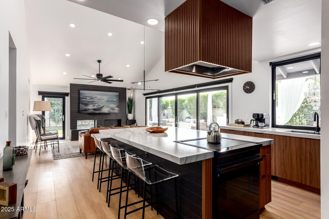 5724 N Scottsdale Rd in Paradise Valley, AZ - Building Photo