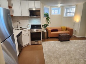 205 15th St NE, Unit B in Washington, DC - Foto de edificio - Building Photo