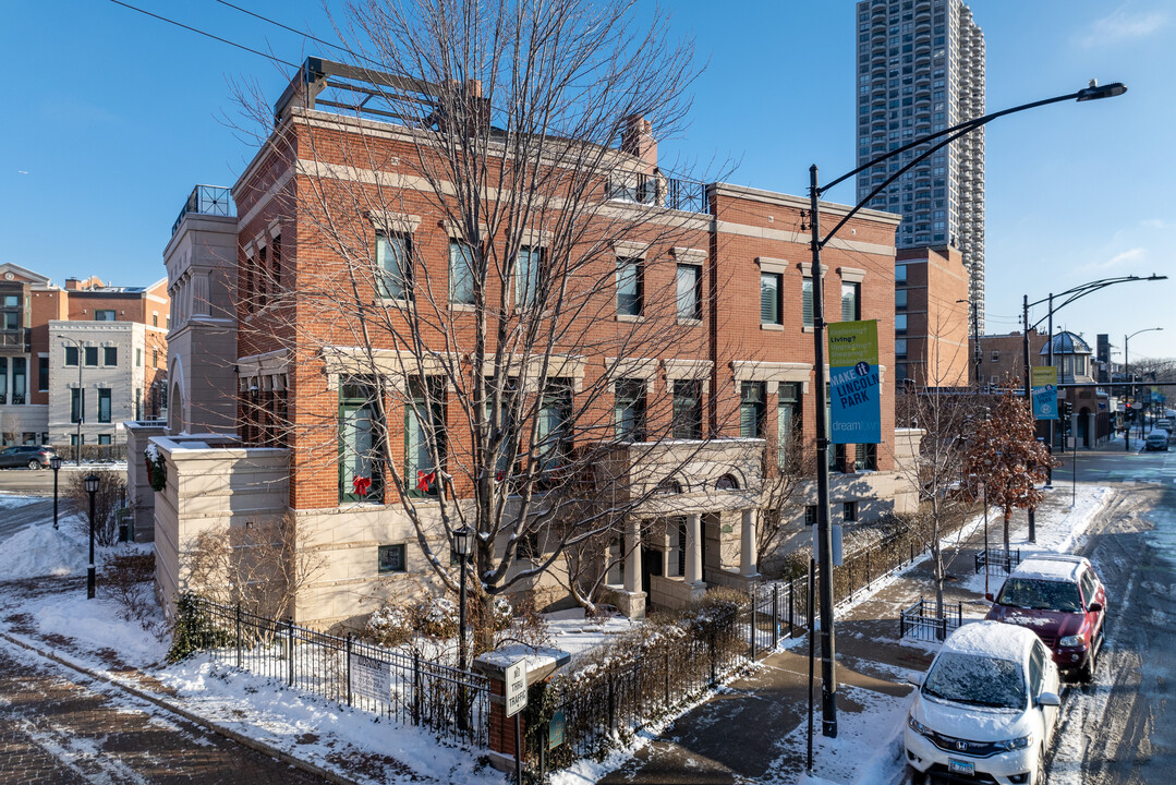 The Pointe in Chicago, IL - Building Photo