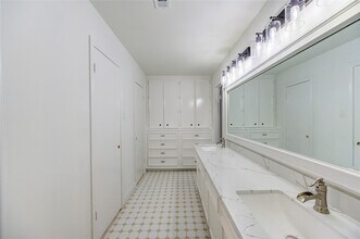 5930 Miller Valley Dr in Houston, TX - Building Photo - Building Photo