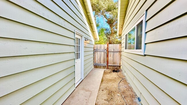 4001 S Mission Rd in Fallbrook, CA - Building Photo - Building Photo