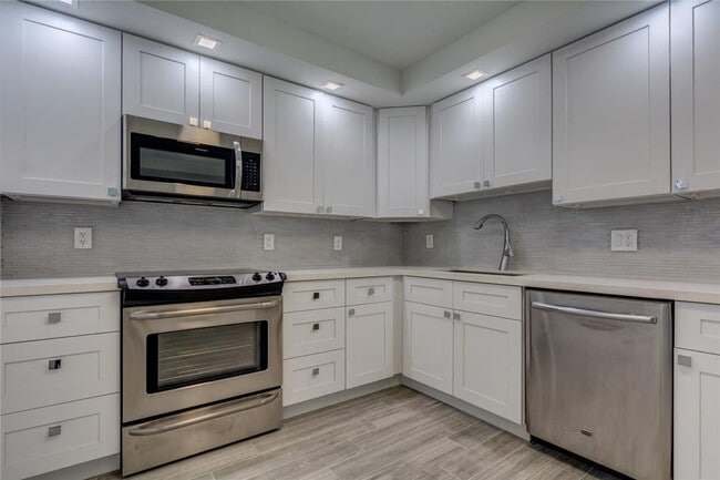 625 Oaks Dr in Pompano Beach, FL - Building Photo - Building Photo