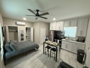 5712 Abbey Ct, Unit A in Brownsville, TX - Foto de edificio - Building Photo