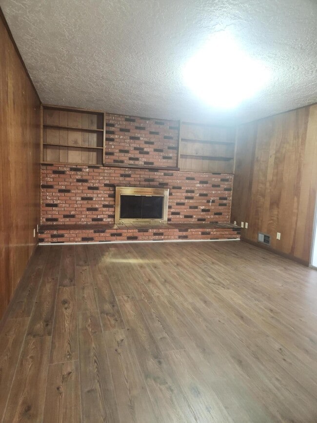 property at 8505 Hannett Ave NE