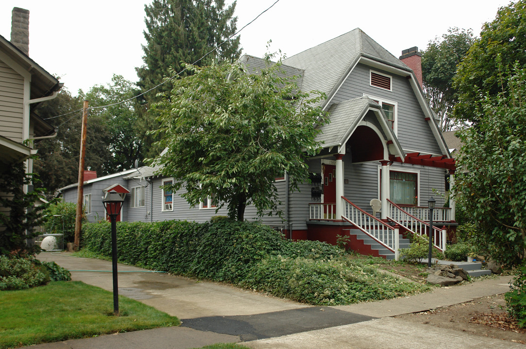 1582 Court St NE in Salem, OR - Foto de edificio