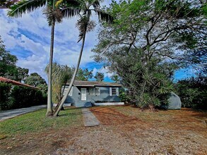 335 NW 102nd St in Miami, FL - Building Photo - Building Photo