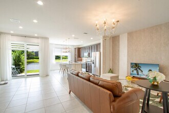 587 Sanderling Cir in Deerfield Beach, FL - Building Photo - Building Photo