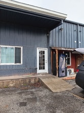 215 N Harrisburg Ave in Gas City, IN - Foto de edificio - Building Photo