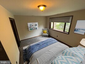 2042 Lenhart Rd in Hatfield, PA - Building Photo