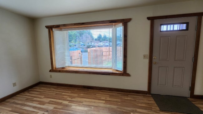 1935 Woodland Dr in Coos Bay, OR - Building Photo - Building Photo