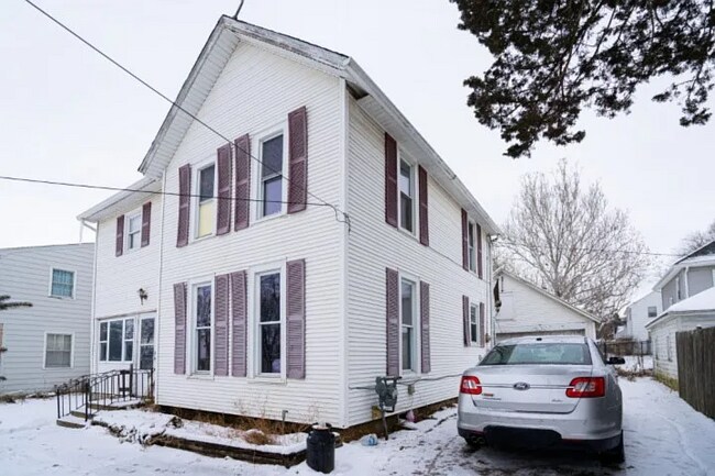 1443 S Walnut Ave in Freeport, IL - Building Photo - Building Photo