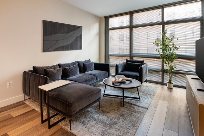 Flats 130 at Constitution Square in Washington, DC - Foto de edificio - Building Photo