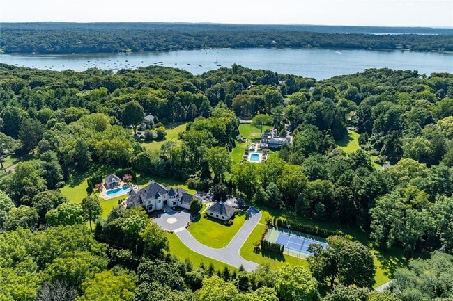 241 Jennings Rd in Cold Spring Harbor, NY - Building Photo - Building Photo