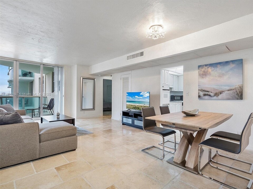 3801 S Ocean Dr, Unit 12S in Hollywood, FL - Foto de edificio