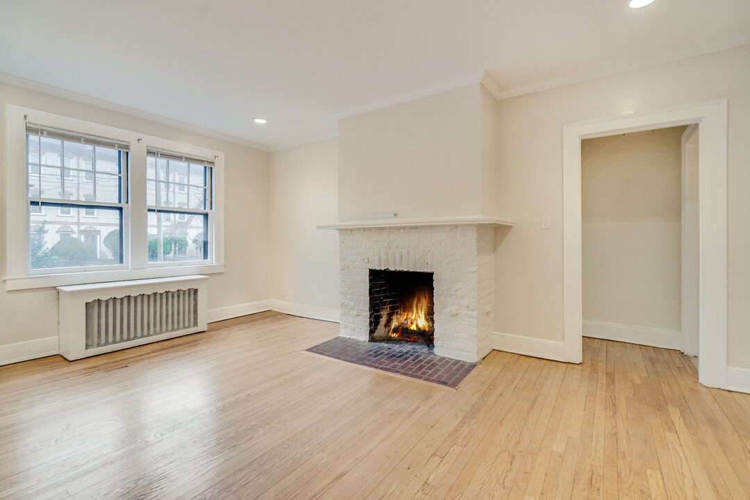 Clarendon Apartments in West Hartford, CT - Building Photo