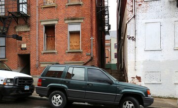427 E 13th St in Cincinnati, OH - Foto de edificio - Building Photo