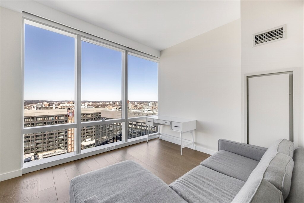 188 Brookline Ave, Unit 27G in Boston, MA - Building Photo