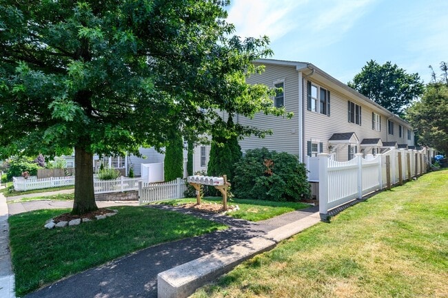 28 Woodbury Ave in Norwalk, CT - Building Photo - Building Photo