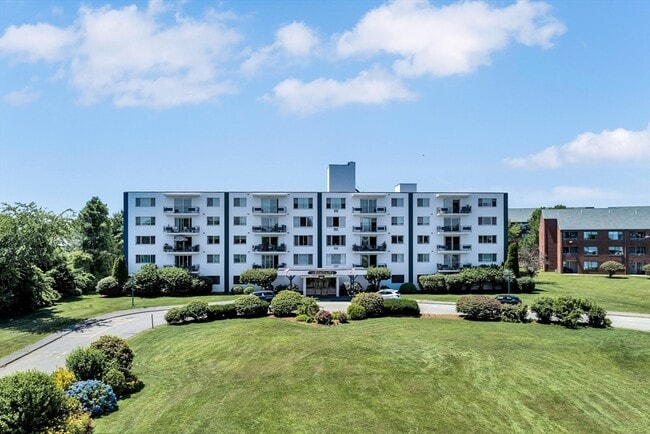 135 Scranton Ave in Falmouth, MA - Building Photo - Building Photo