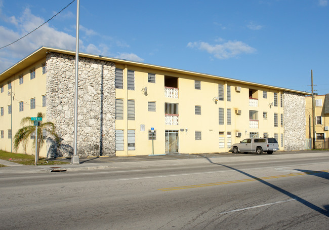 Polara Apartments in Hialeah, FL - Building Photo - Building Photo