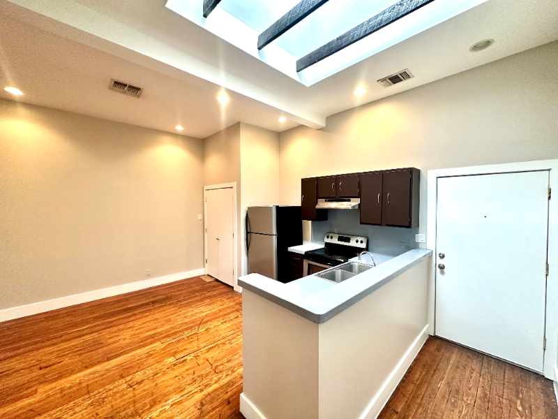 319 S Flores St in San Antonio, TX - Building Photo
