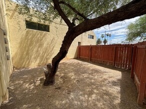 1 E Navajo Rd, Unit 1 E Navajo Rd Apt 15 in Tucson, AZ - Foto de edificio - Building Photo
