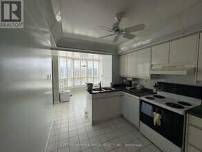 1 Clark Ave W in Vaughan, ON - Building Photo - Building Photo