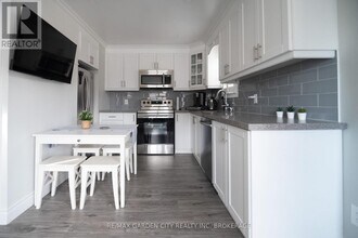 5839 McLeod Rd in Niagara Falls, ON - Building Photo - Building Photo